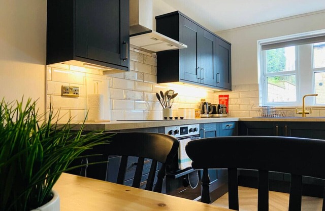 Garden+Pets OK |8mins Halifax |Parking |M62 Access