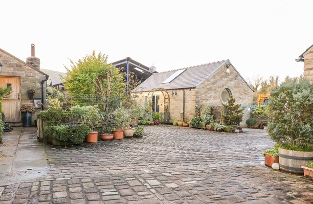 GARDEN ROOM, pet friendly, with a garden in Chapel-En-Le-Frith