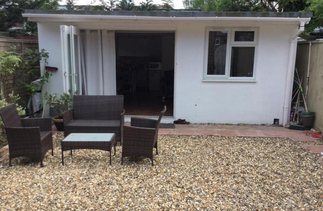Garden Studio Escape Open-Plan Comfort & Outdoor Space