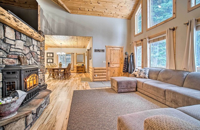 Garden Valley Cabin w/Loft & Large Deck!