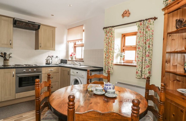 GARDENERS COTTAGE, pet friendly, with a garden in Caldbeck