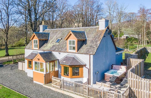 Gardener’s Cottage with Hot Tub