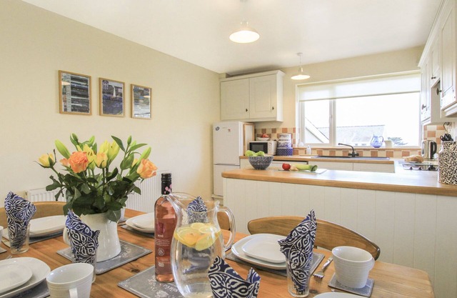 GARNEDD LWYD, family friendly, with a garden in Llanfair