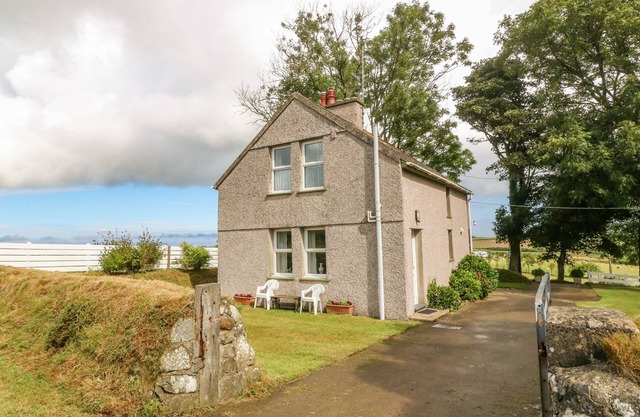 GARREG LWYD FARM, pet friendly, character holiday cottage in Nefyn