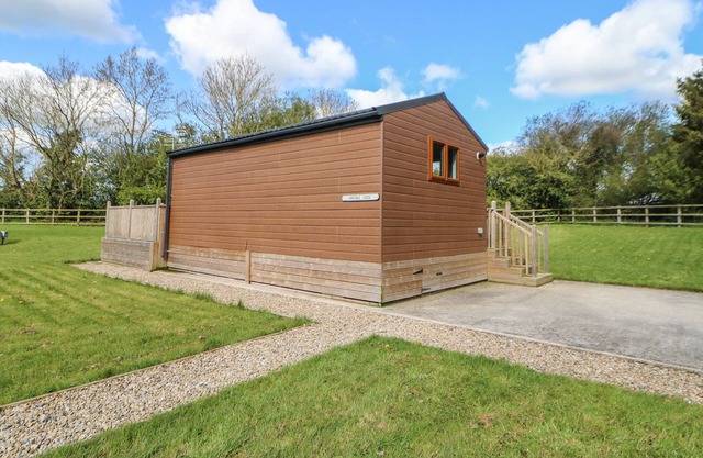 GARSDALE POD, pet friendly, with hot tub in Hutton Rudby