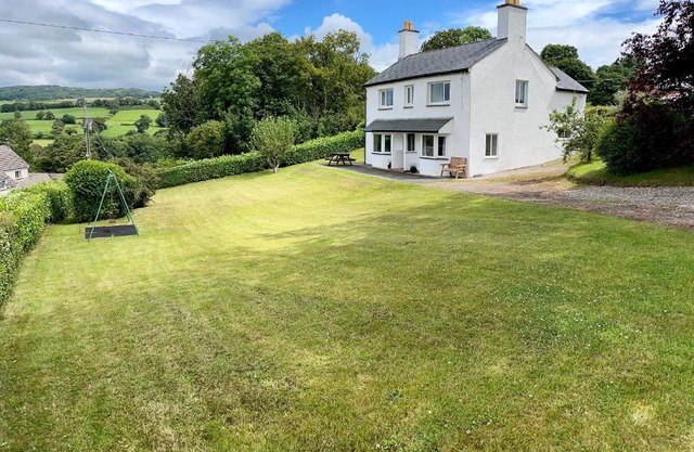 Garth- Stunning Scenic semi-rural Cottage with Games room
