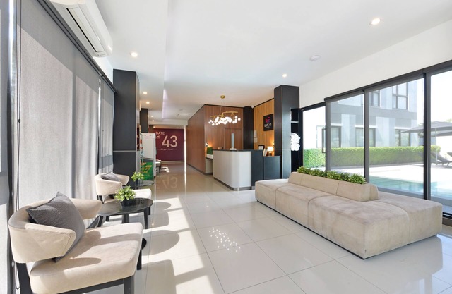 Gate43 Airport Hotel