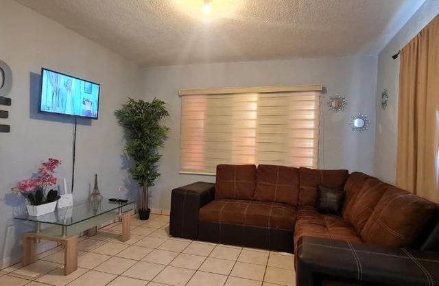 GATED AND SECURED APPARTMENT 6 MINS FROM THE BEACH