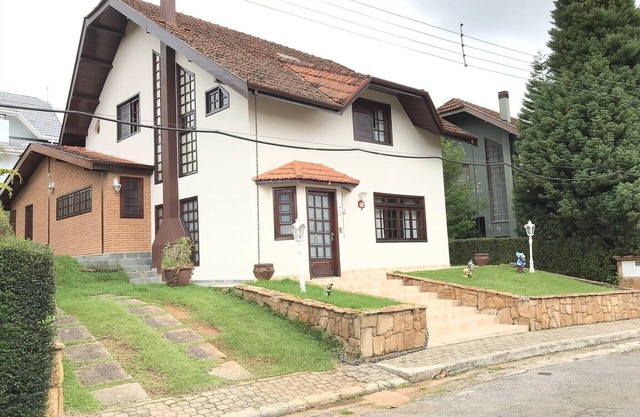 Gated community house, 5 suites, 24-hour security, fireplace, barbecue, Wi-Fi.