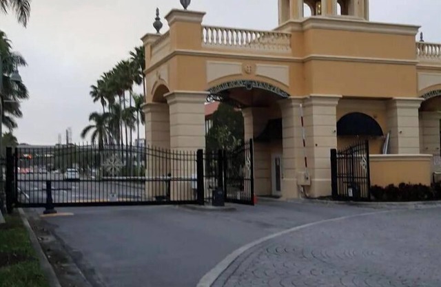 Gated community Tampa Bay waters surrounding the area Outdoor swimming pool. Gym