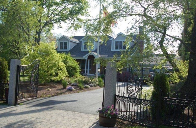 Gated Home Near Beaches/Newport w/Massive open Living/Gourmet Kitchen, 12 beds