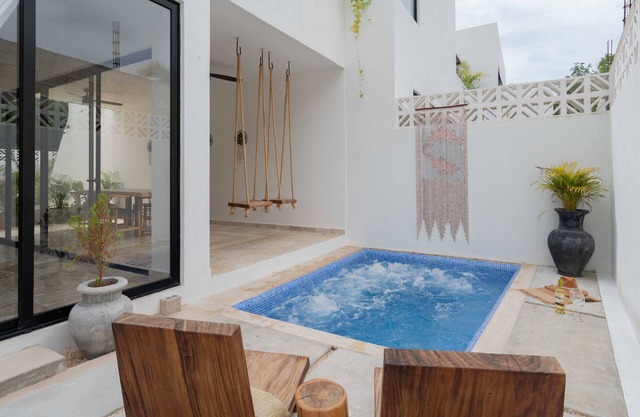 Gated Private Townhome-3 Bedrooms 6 Guests-Non-Heated Jacuzzi-Centrally Located