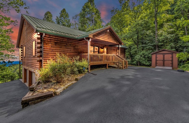 Gateway Getaway with Mountain Views and Fireplace