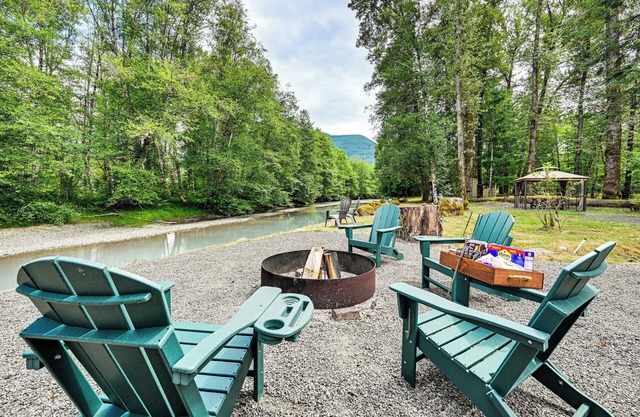 Gateway to Mt Rainier: Riverfront Haven w/Hot Tub