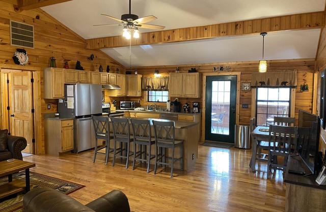 GatlinburgCabin-EasyAccess-1 Mile to RockyTop-Minutes to Downtown-2 MasterSuites