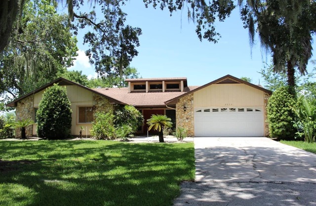Gator Den: Comfortable 3-bedroom, 2-bath home, sleeps 6. Ideal for mid-sized groups.