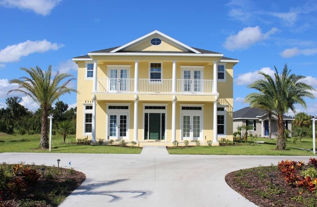 Gator Mansion: Spacious 6-bedroom, 5-bath home, sleeps 12. Perfect for family gatherings.
