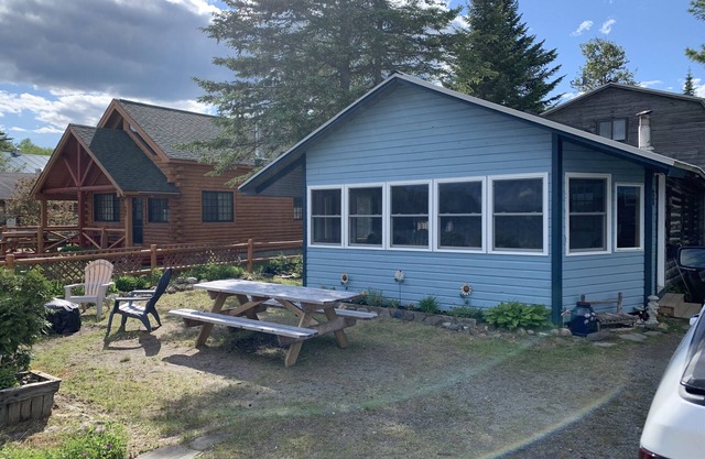 Gebhardt Getaway - Charming LAKEFRONT Cottage on Lake Willoughby