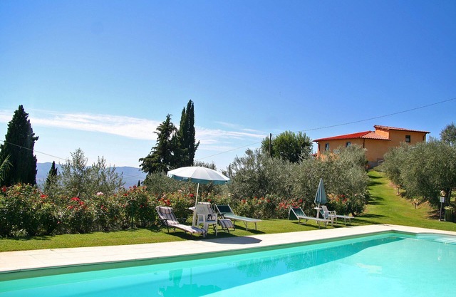 "Gelso" farmhouse apt, swim pool, pvt garden, stunning view, very peaceful