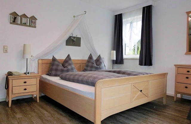 Gemütliche 45qm Ferienwohnung, Naturholzmöbelausstattung