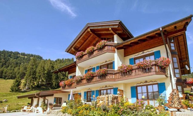 Gemütliche Ferienwohnung Bergwiese, 2-Raum, separates Schlafzimmer, schönen Balkon oder Terrasse, Komfort Ausstattung, ruhige Südlage, kostenfrei WLAN und schöne helle Sauna, Brötchenservice, Parkplatz, Hunde auf Anfrage, E-Tankstelle, Sonnenlage