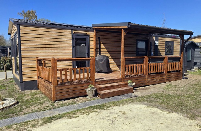 Gemütliches Chalet mit Terrasse und Stellplatz. Haustiere Willkommen