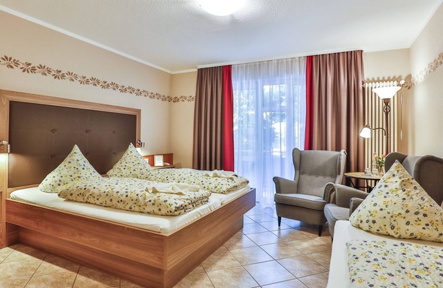 Gemütliches Dreibettzimmer mit modernem Bad, Flachbild-TV und WLAN