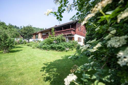 Gemütliches Ferienhaus mit Garten Kamin und eine separate Ferienwohnung, neu renoviert