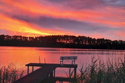 Gemütliches Ferienhaus am See, privater Steg, bei Berlin
