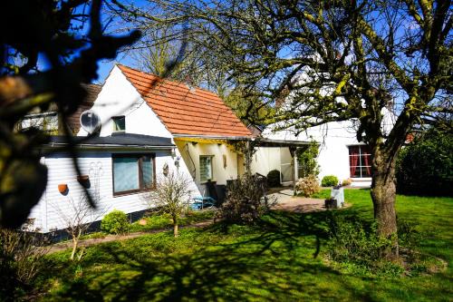 Gemütliches Haus mit großem traumhaften Garten