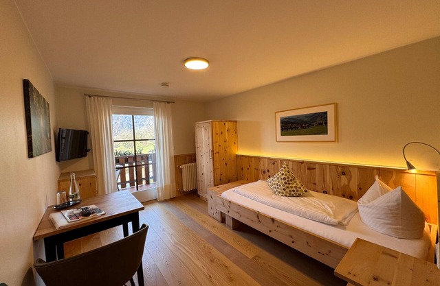 Gemütliches und modernes Einzelzimmer, mit Sitzecke, Sat-TV, Badezimmer und Balkon mit Talblick