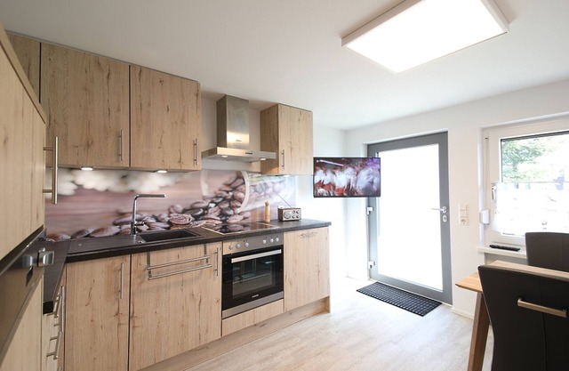 Gemütliches Zimmer mit TV und Gemeinschaftsbad