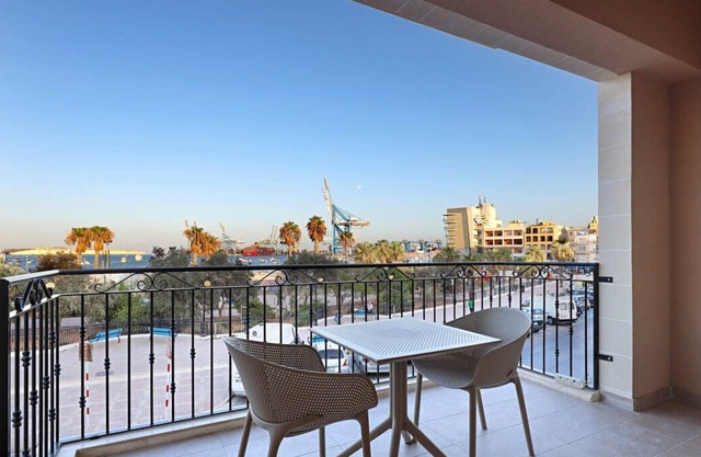 Gem Beachfront Apt with Amazing Bay and Sea Views