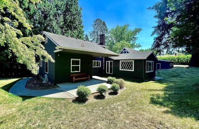 Gem in Milwaukie 2 bedroom - 2 Bathroom - Huge yard