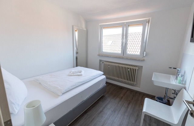Gemeinschaftunterkunft 2 - Zi. 8 - EZ mit Großem Bett - Gasthof Schrenker