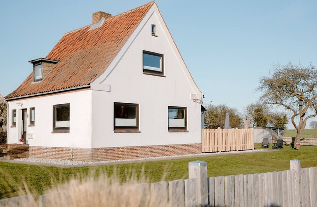 Gemütl cottage + wifi, 1.5 km to the beach, fenced playground/lawn