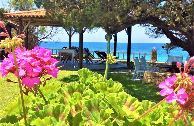 Genari Beach Apartments-Sea & Garden Apartment