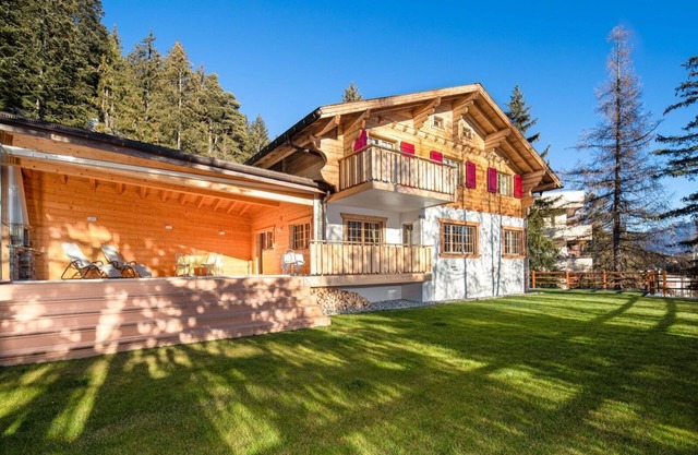Generous deluxe chalet walking distance to shops, restaurants & Cry D'Er lift.