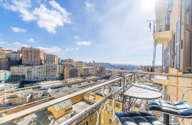 Genoa La Fortuna Roomy Apt x4 & Panoramic Balcony