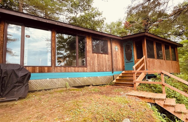 Gentle lake breezes and quiet beckon at this cozy lake cottage