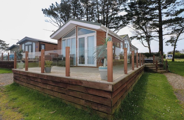 GENTLE TIDE (L46), pet friendly, with hot tub in Little Haven