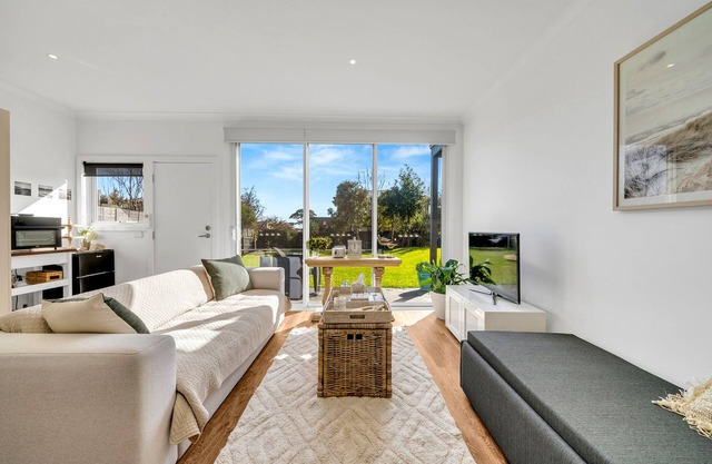 Gentle Waves - 11 Min Walk to Beach and Cafes, huge pet friendly garden