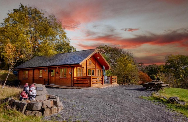 George Cabin - Log Cabin in Wales with Hot tub