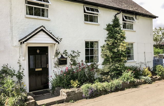 GEORGE COTTAGE, pet friendly, character holiday cottage in Clun