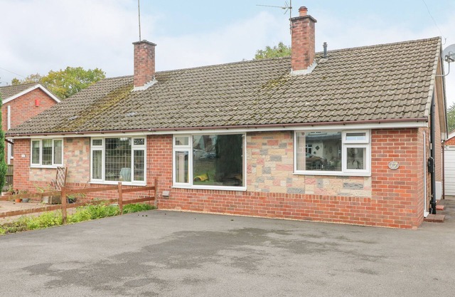 GEORGE'S PLACE, family friendly, with a garden in Kingsley