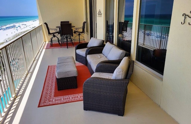 Georgeous 2-Bedroom; Disc June Rates! Spect Gulf Views; Beach Chair Serv Incl.
