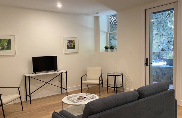 Georgetown Boutique 3BR 3 BA, patio, all new build out