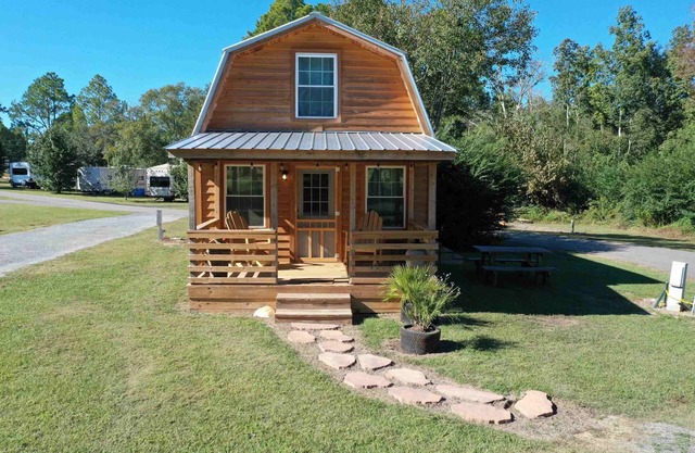Georgia Golf Cottage with 9-hole course, pool, tennis court, clubhouse and more!