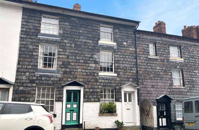 Georgian House to let in Newtown, Powys. Mid Wales.nAccommodation for 4 persons.