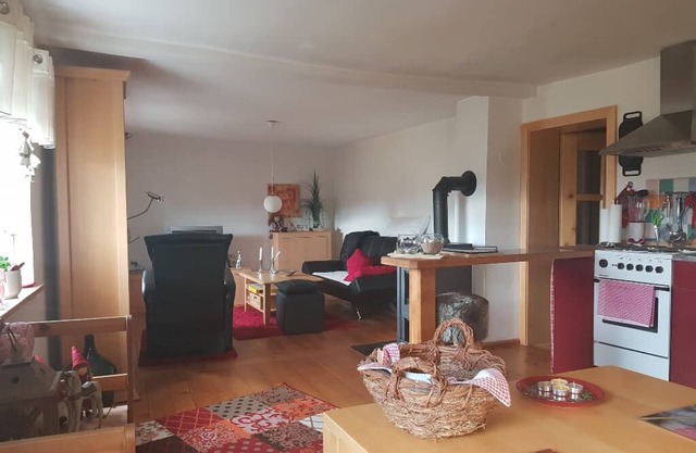 Geräumige 100qm Ferienwohnung für bis zu 3 Personen mit gemütlichem Kaminofen im Wohnzimmer und komfortabler Ausstattung